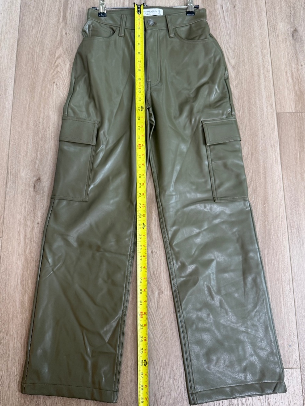 NWOT Abercrombie ’90s High Rise Vegan Leather Cargo Pants Olive 25